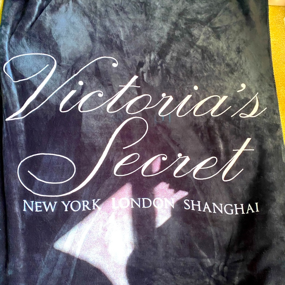 Victoria’s Secret Soft Sherpa Blanket